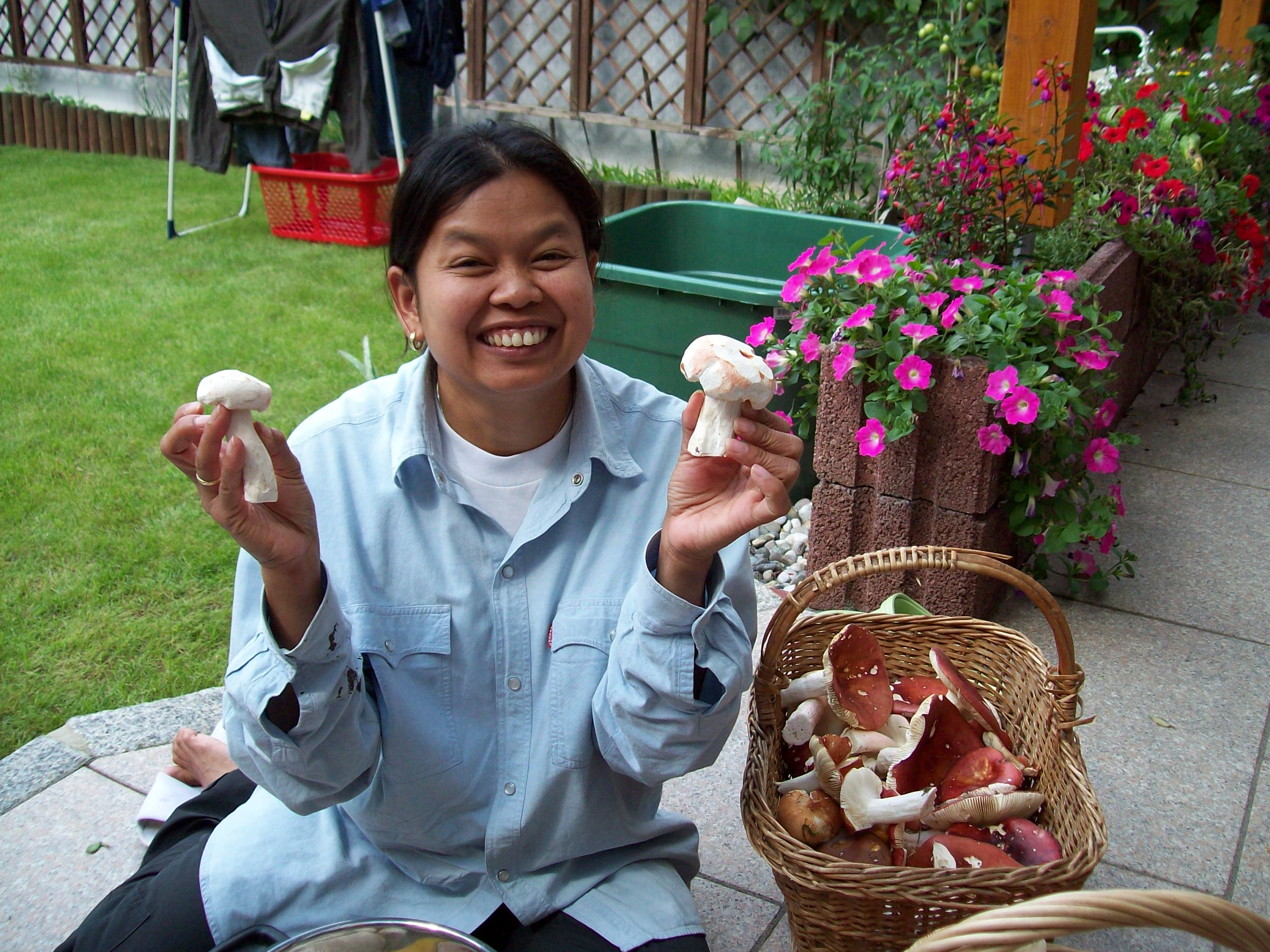 Kamdee mit Beute aus dem Wald